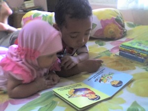  anak anak yang sedang membaca